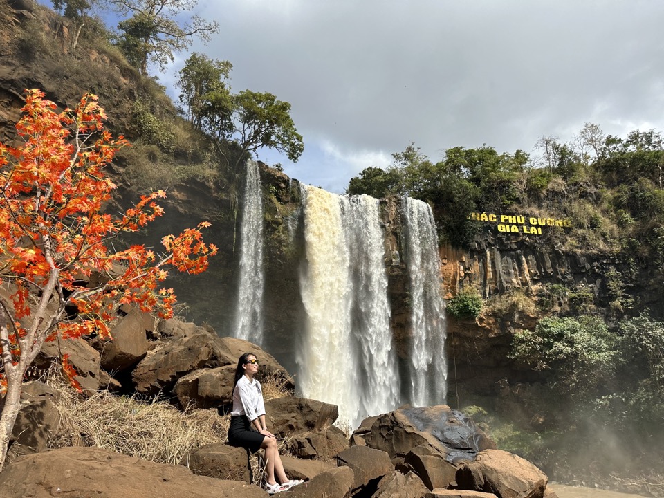 Du khách tham quan thác Phú Cường - Tour Gia Lai