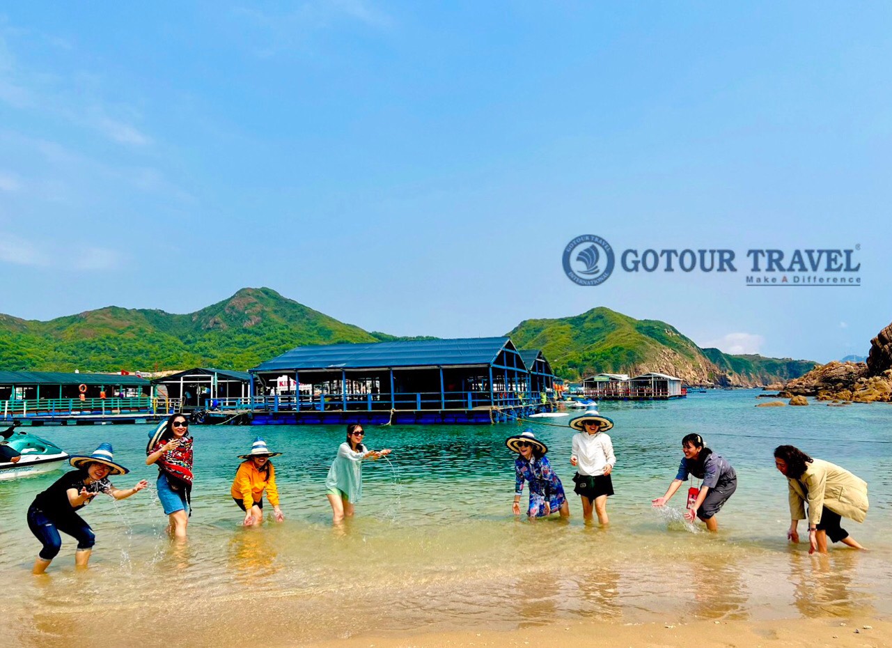 Du khách check in tại đảo Hòn Khô - Quy Nhơn