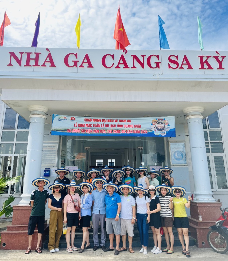 Du khách check in Cảng Sa Kỳ