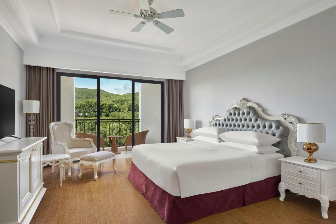 Nội thất phòng ngủ tại resort Marriott Nha Trang