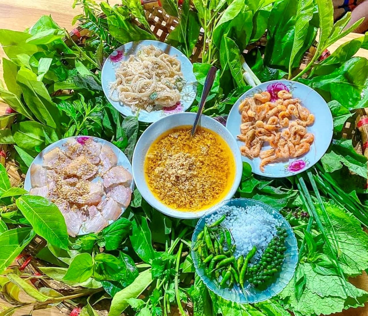 Điểm nhấn của mâm gỏi lá với nhiều loại rau xanh mướt